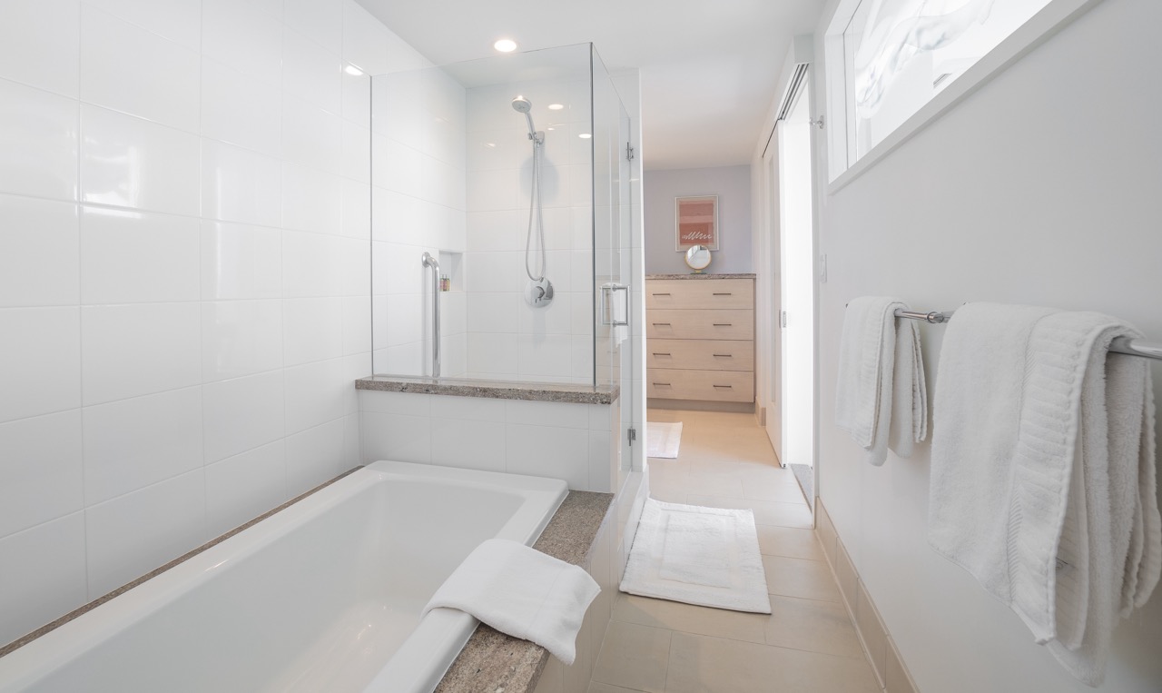 Oceanfront View Signature 1BR Suite Bath 2 Large