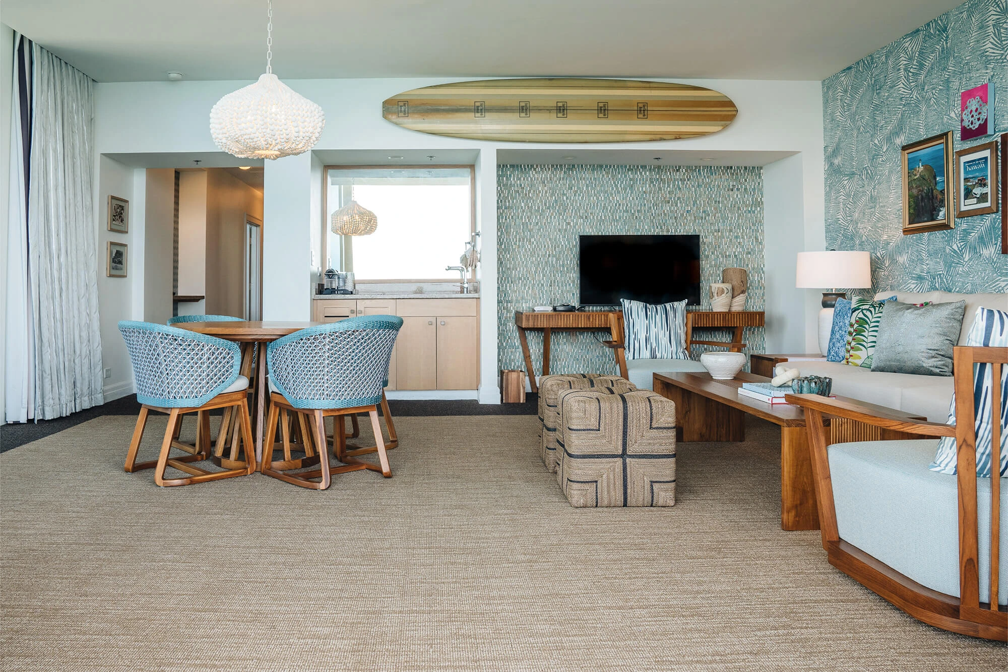 Room with kitchenette, lounge and dining area