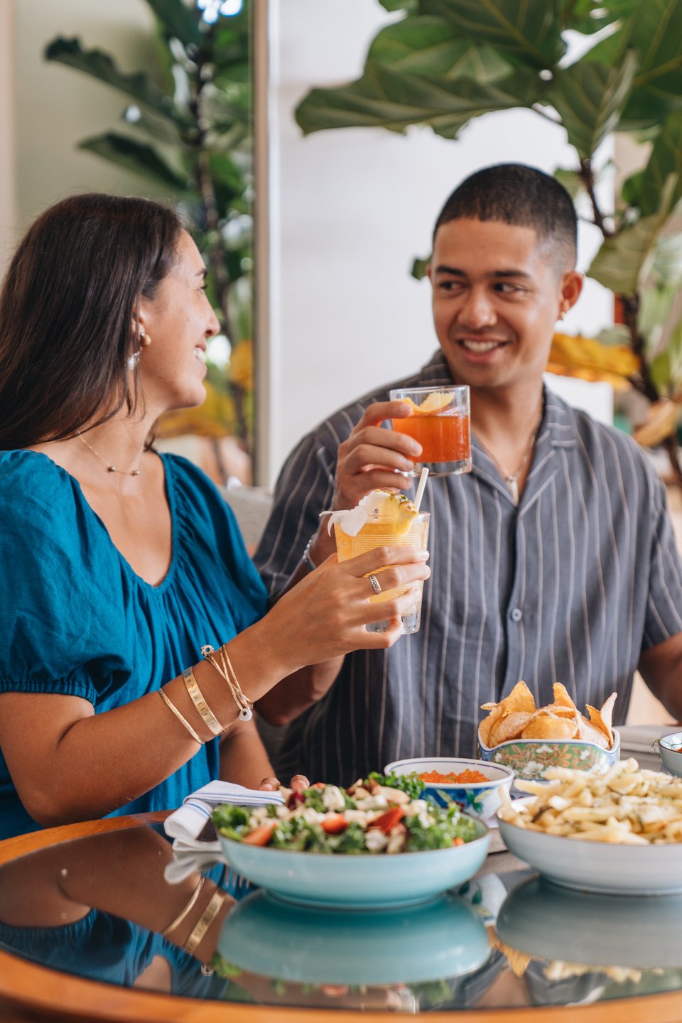 happy hour couple dining